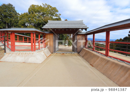 諏訪原城の復元された薬医門 諏訪原城の復元された薬医門 98841387