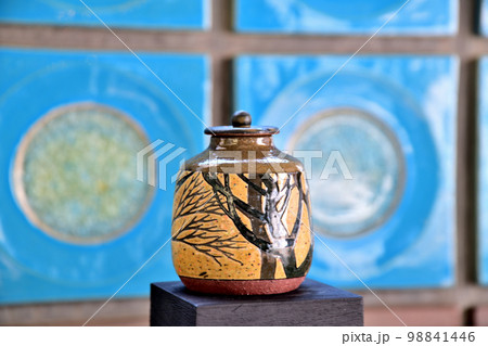 色鮮やかなタイルと茶入れ 98841446