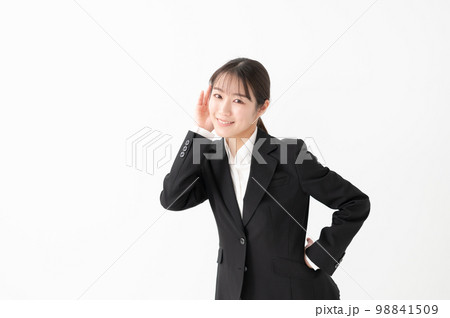 ビジネス　女性　スーツ　聞き耳 98841509
