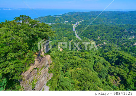 千葉県鋸南町鋸山の日本寺山頂展望台から北側(金谷,東関道など)の眺望 98841525