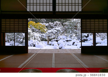 冬の朝の京都市岩倉 妙満寺の雪の庭 98841650