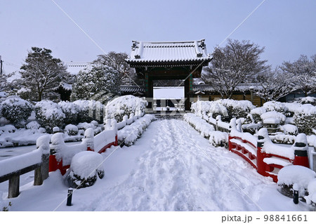 積雪の京都市岩倉妙満寺 山門と参道 積雪の京都市岩倉妙満寺 山門と参道 98841661