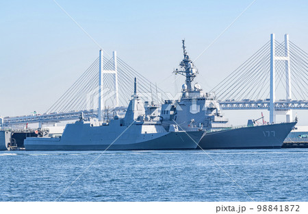横浜ベイブリッジを背に横浜港に停泊するイージス護衛艦「あたご」多機能護衛艦「もがみ」 横浜ベイブリッジを背に横浜港に停泊するイージス護衛艦「あたご」多機能護衛艦「もがみ」 98841872