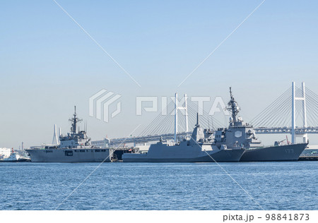 横浜ベイブリッジを背に停泊するイージス護衛艦「あたご」多機能護衛艦「もがみ」輸送艦「くにさき」 98841873