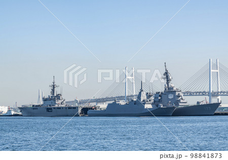 横浜ベイブリッジを背に停泊するイージス護衛艦「あたご」多機能護衛艦「もがみ」輸送艦「くにさき」 横浜ベイブリッジを背に停泊するイージス護衛艦「あたご」多機能護衛艦「もがみ」輸送艦「くにさき」 98841873