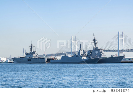 横浜ベイブリッジを背に停泊するイージス護衛艦「あたご」多機能護衛艦「もがみ」輸送艦「くにさき」 98841874