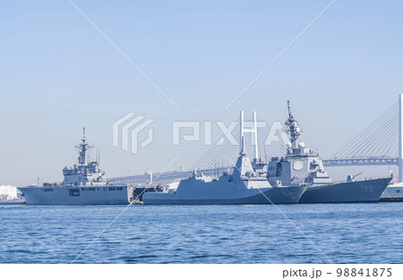横浜ベイブリッジを背に停泊するイージス護衛艦「あたご」多機能護衛艦「もがみ」輸送艦「くにさき」 横浜ベイブリッジを背に停泊するイージス護衛艦「あたご」多機能護衛艦「もがみ」輸送艦「くにさき」 98841875