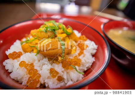 陸奥湊駅前の市場のうに丼(青森県八戸市) 陸奥湊駅前の市場のうに丼(青森県八戸市) 98841903