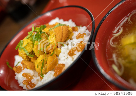 陸奥湊駅前市場うにいくら丼(青森県八戸市) 陸奥湊駅前市場うにいくら丼(青森県八戸市) 98841909