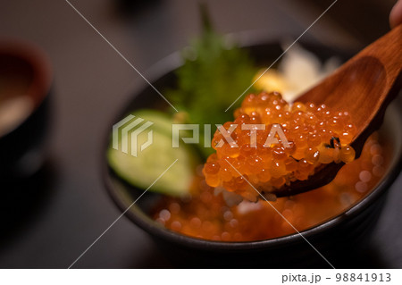 青森県の居酒屋さんで食べるいくら丼(青森県三沢市) 青森県の居酒屋さんで食べるいくら丼(青森県三沢市) 98841913