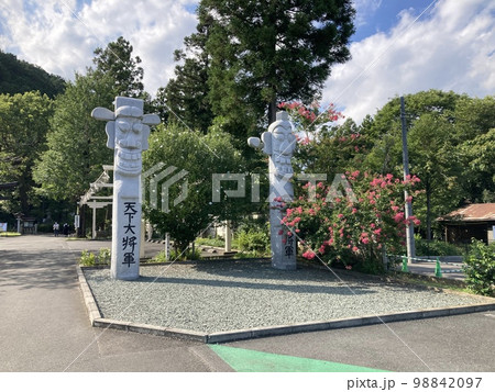 埼玉県日高市の高麗神社にある、トーテムポールのような石像です。 98842097