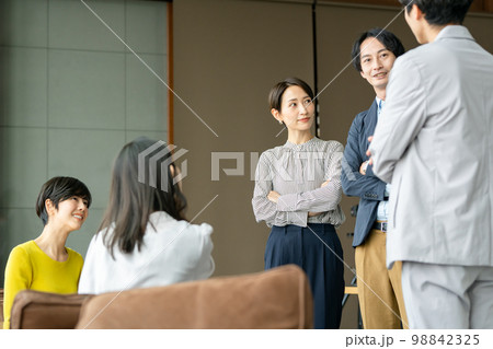 ビジネスイメージ　会話　 98842325