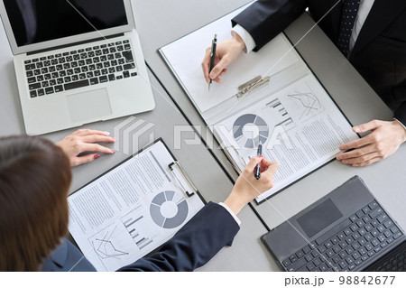 ミーティングで説明を行うビジネスパーソンの手元 98842677