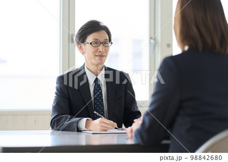 税金の相談を受けるアジア人男性税理士 98842680