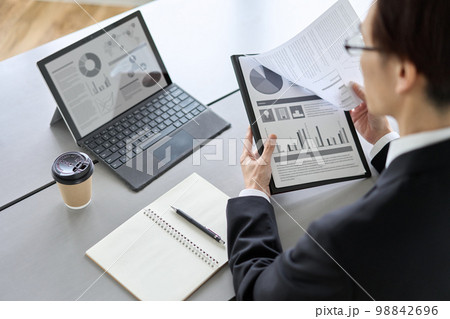 マーケティングの分析をするアジア人ビジネスマン 98842696