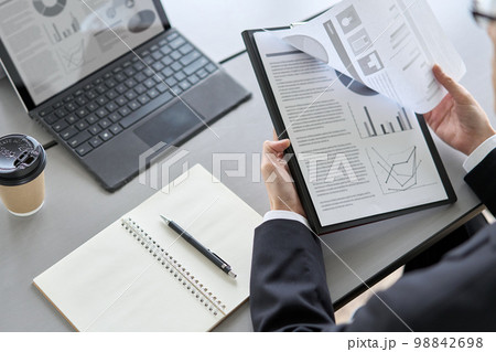 マーケティングの分析をするアジア人ビジネスマン マーケティングの分析をするアジア人ビジネスマン 98842698