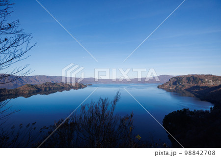 展望台から観る晩秋の十和田湖(青森県) 展望台から観る晩秋の十和田湖(青森県) 98842708