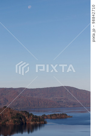 展望台から観る晩秋の十和田湖（青森県）中山半島 98842710