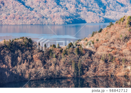 展望台から観る晩秋の十和田湖（青森県） 98842712