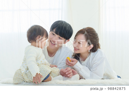 笑顔の若い夫婦と赤ちゃん 98842875