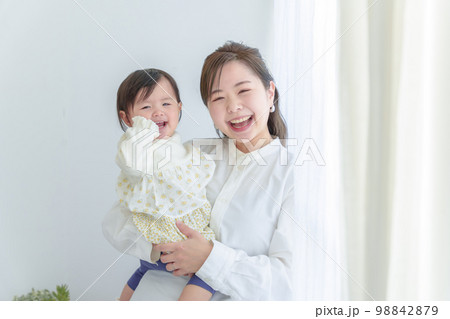 笑顔いっぱいの赤ちゃんと母親 笑顔いっぱいの赤ちゃんと母親 98842879