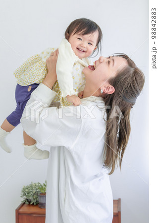 笑顔の赤ちゃんと母親　縦 98842883