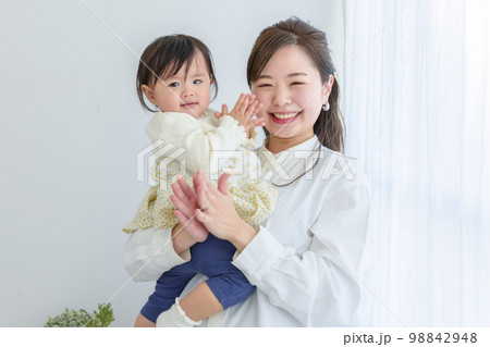 手を叩く赤ちゃんと母親 手を叩く赤ちゃんと母親 98842948