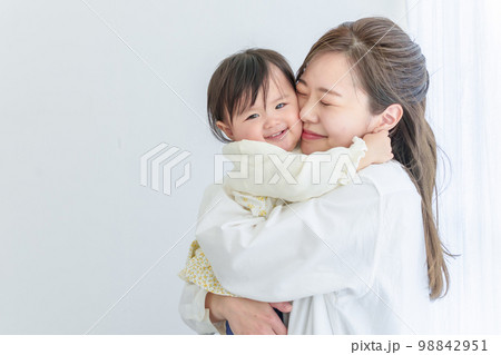 抱き合う母親と赤ちゃん 抱き合う母親と赤ちゃん 98842951