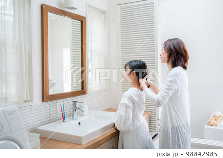 親子　ヘアケア　バスルーム 98842985