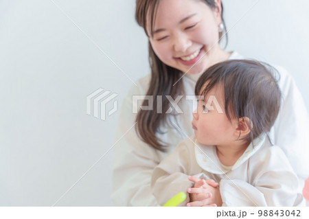 ごちそうさまのポーズをする赤ちゃん 98843042