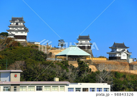【長崎県】晴天下の平戸城跡(天守閣 見奏櫓 懐柔櫓) 【長崎県】晴天下の平戸城跡(天守閣 見奏櫓 懐柔櫓) 98843326