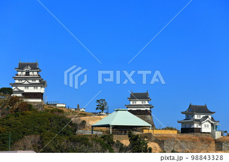 【長崎県】晴天下の平戸城跡（天守閣　見奏櫓　懐柔櫓） 98843328