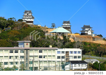 【長崎県】晴天下の平戸城跡（天守閣　見奏櫓　懐柔櫓） 98843335