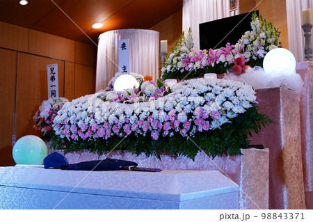 お洒落な花祭壇 お洒落な花祭壇 98843371