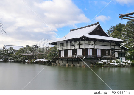 1月の京都市平安神宮 神苑の尚美館 1月の京都市平安神宮 神苑の尚美館 98843417