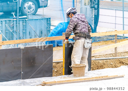 建築現場 基礎工事 布基礎 型枠工事 メタルフォーム 鋼製型枠 建築現場 基礎工事 布基礎 型枠工事 メタルフォーム 鋼製型枠 98844352