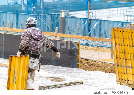 建築現場　基礎工事　布基礎　型枠工事　メタルフォーム　鋼製型枠 98844355