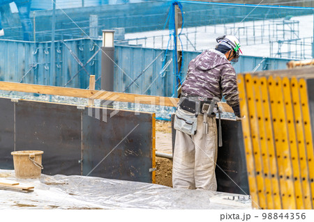 建築現場　基礎工事　布基礎　型枠工事　メタルフォーム　鋼製型枠 98844356