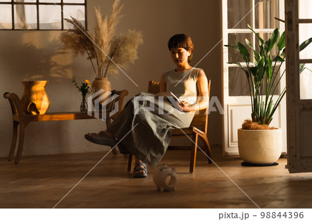 蚊取り線香を焚いた部屋で夕方読書をする若い女性 蚊取り線香を焚いた部屋で夕方読書をする若い女性 98844396