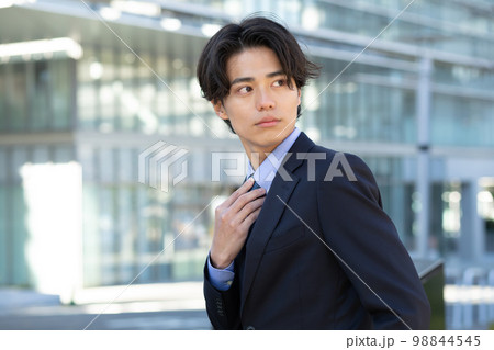 ビジネスマン　若い男性 98844545