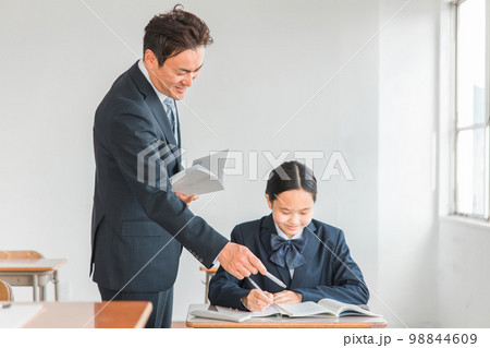 学校の教室・塾で勉強する中学生・高校生・小学生(笑顔) 学校の教室・塾で勉強する中学生・高校生・小学生(笑顔) 98844609