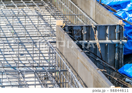 建築現場 基礎工事 鉄筋工事 メタルフォーム 鋼製型枠 建築現場 基礎工事 鉄筋工事 メタルフォーム 鋼製型枠 98844611