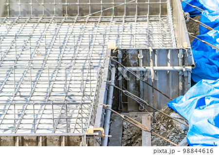 建築現場　基礎工事　鉄筋工事　メタルフォーム　鋼製型枠 98844616