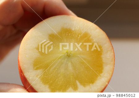 カットした蜜入りりんご(こみつ) カットした蜜入りりんご(こみつ) 98845012