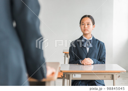 素直に先生の話を聞く中学生・高校生・小学生と先生・教師・塾講師(真剣) 素直に先生の話を聞く中学生・高校生・小学生と先生・教師・塾講師(真剣) 98845045