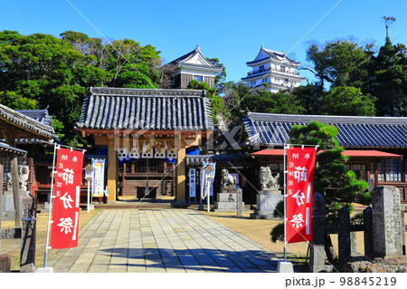 【長崎県】晴天下の平戸城跡（天守閣と亀岡神社） 98845219