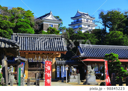 【長崎県】晴天下の平戸城跡（天守閣と亀岡神社） 98845223