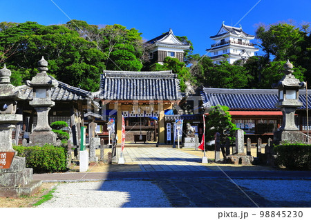 【長崎県】晴天下の平戸城跡（天守閣と亀岡神社） 98845230