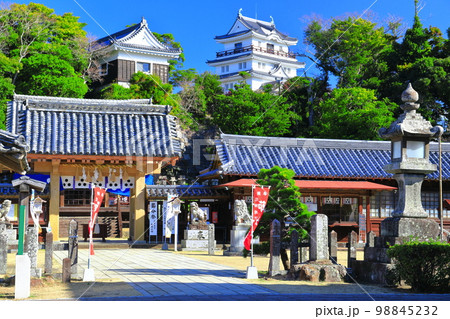 【長崎県】晴天下の平戸城跡（天守閣と亀岡神社） 98845232