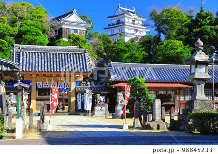 【長崎県】晴天下の平戸城跡（天守閣と亀岡神社） 98845233